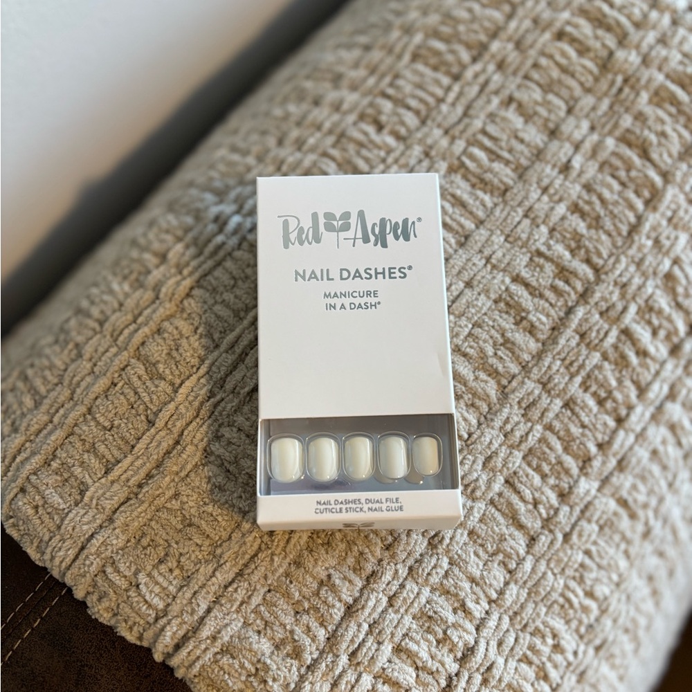 Red Aspen | Nail Dashes